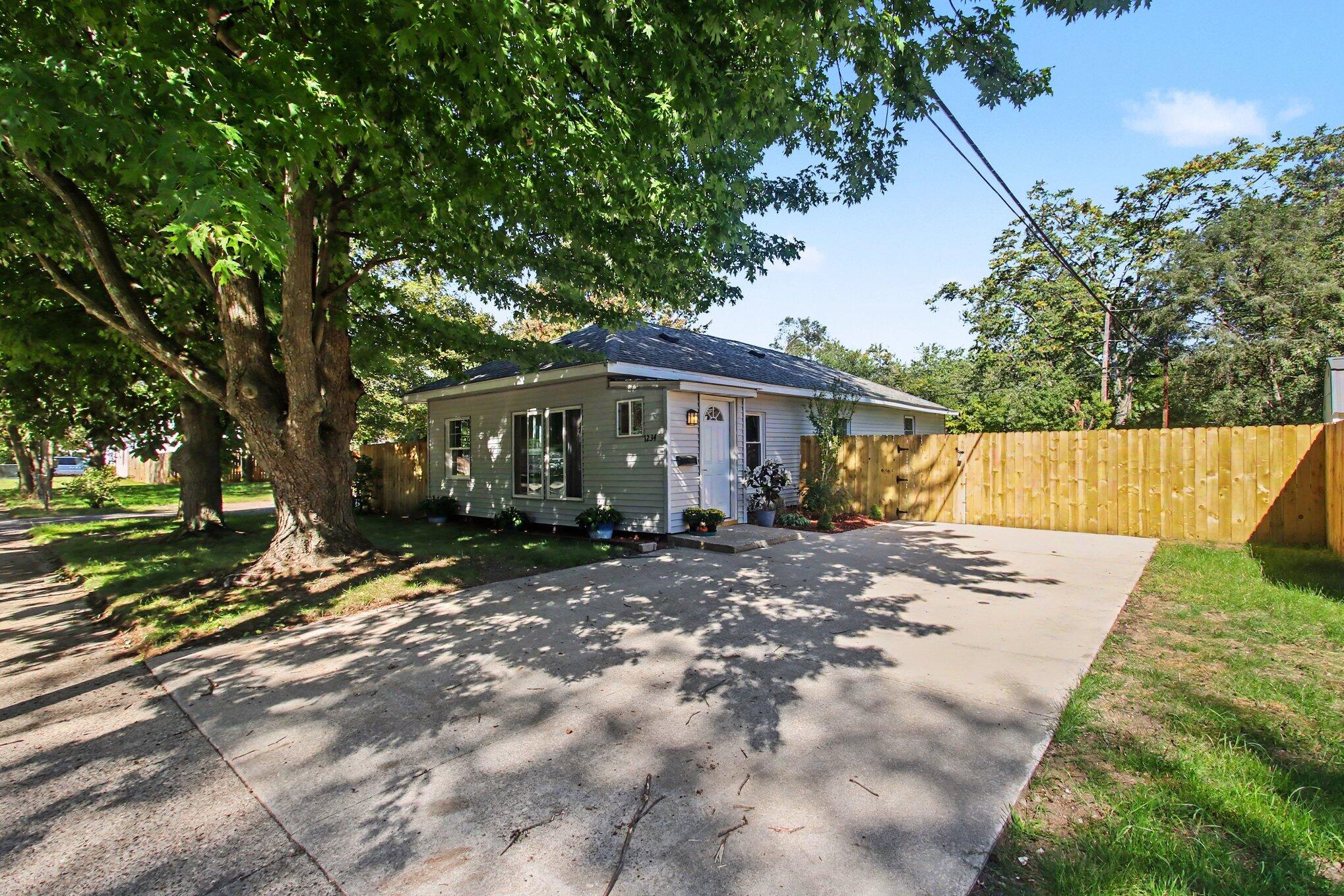 1234 Langeland Avenue Muskegon MI 49442