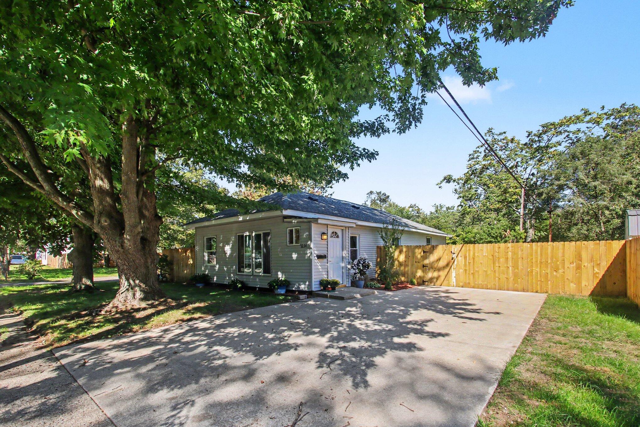 1234 Langeland Avenue Muskegon MI 49442