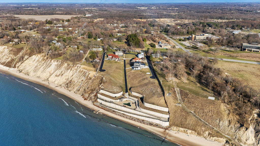 651 Sul Lago S Benton Harbor MI 49022