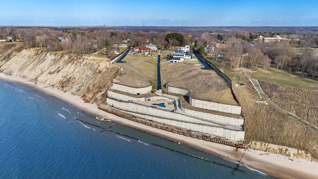 651 Sul Lago S Benton Harbor MI 49022