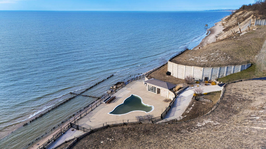 651 Sul Lago S Benton Harbor MI 49022