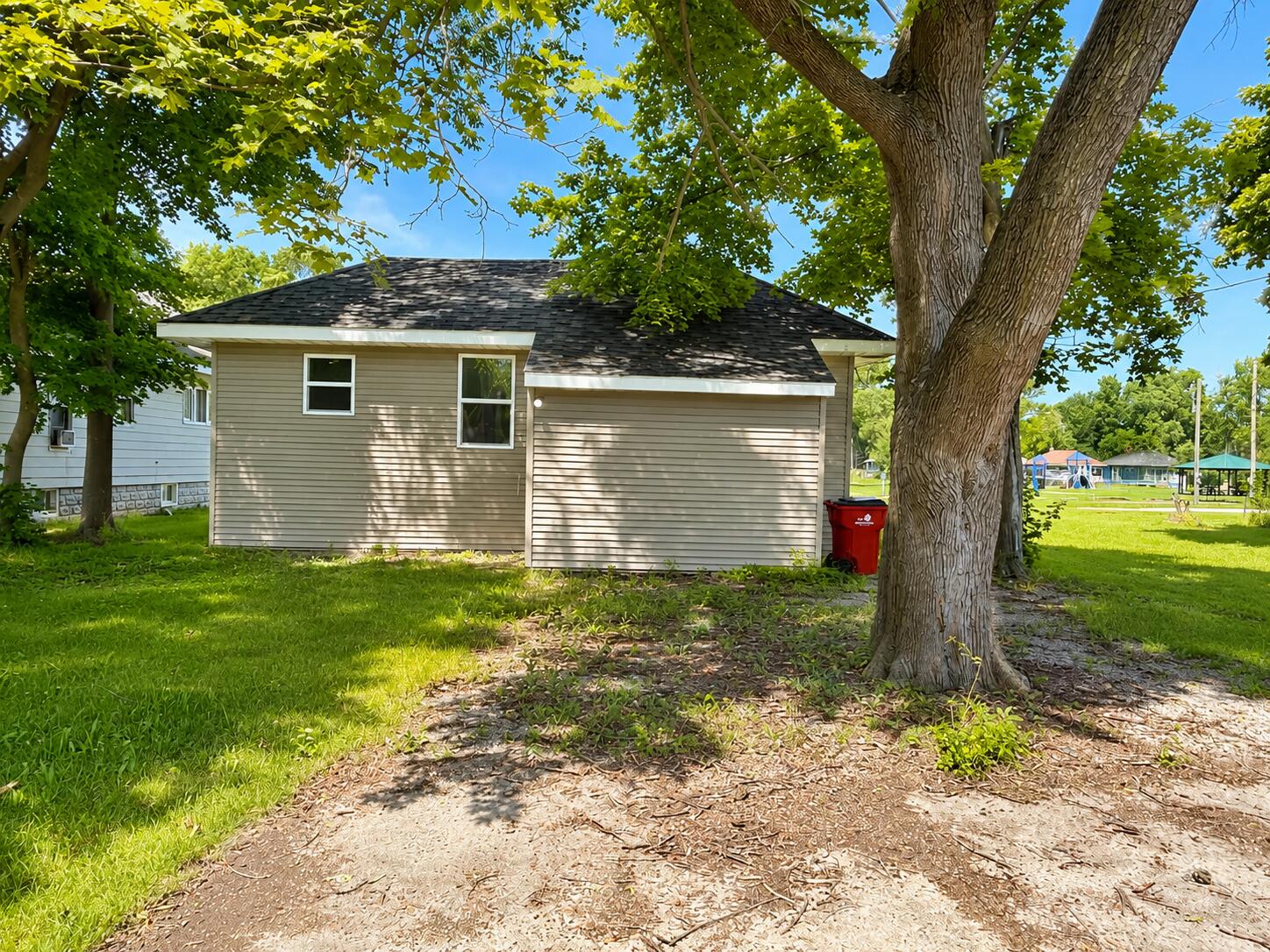 1027 Broadway Benton Harbor MI 49022