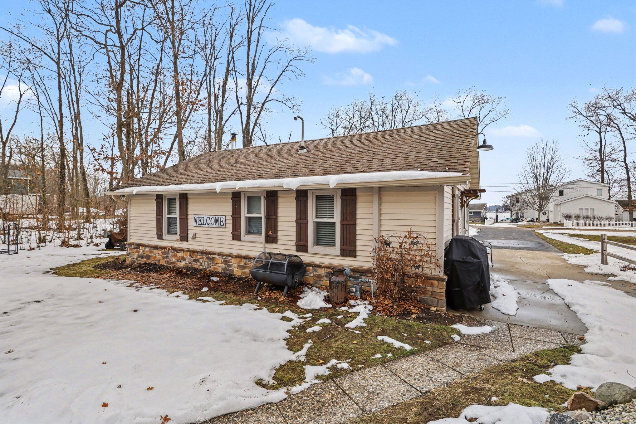 50389 E Lake Shore Drive Dowagiac MI 49047