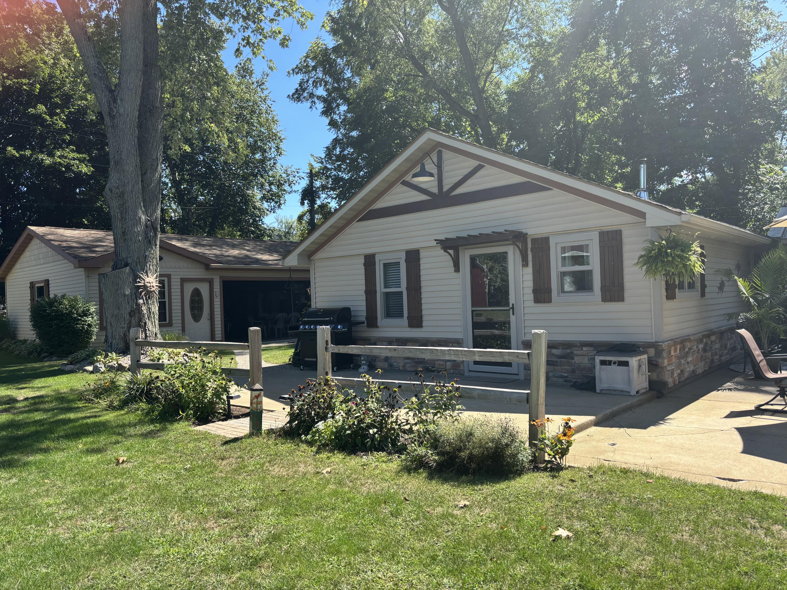 50389 E Lake Shore Drive Dowagiac MI 49047