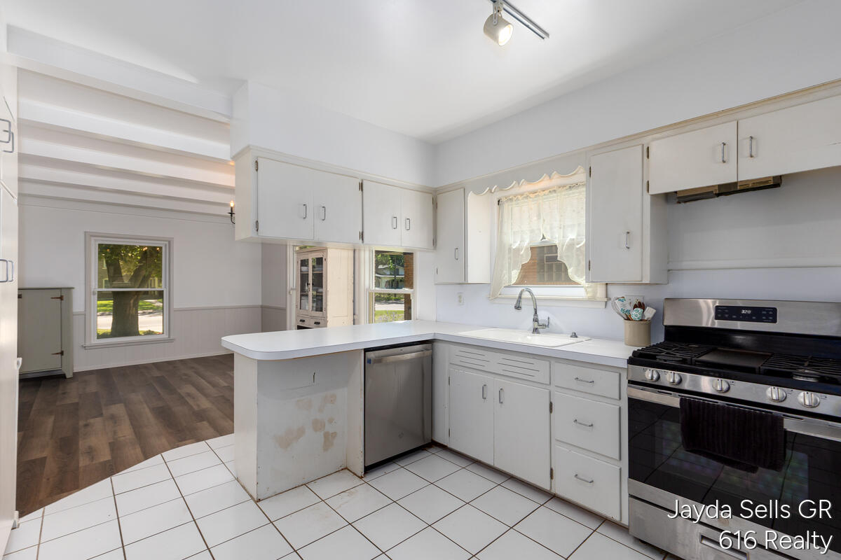 1853 Leonard Street NW Grand Rapids MI 49504