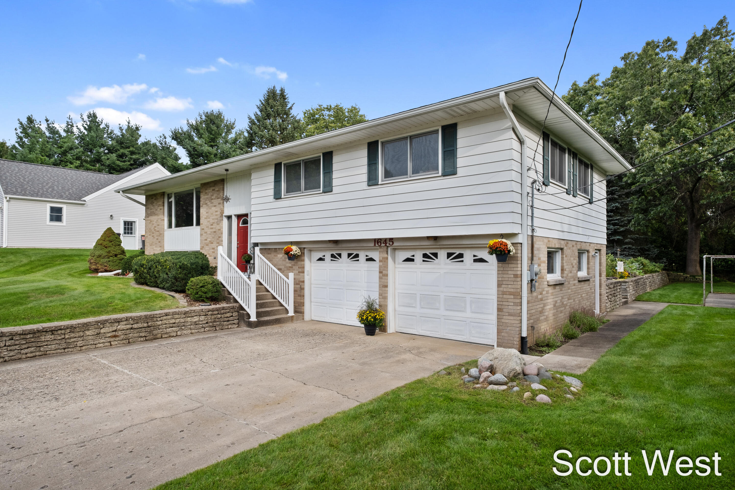 1645 Waldorf Street NW Grand Rapids MI 49544