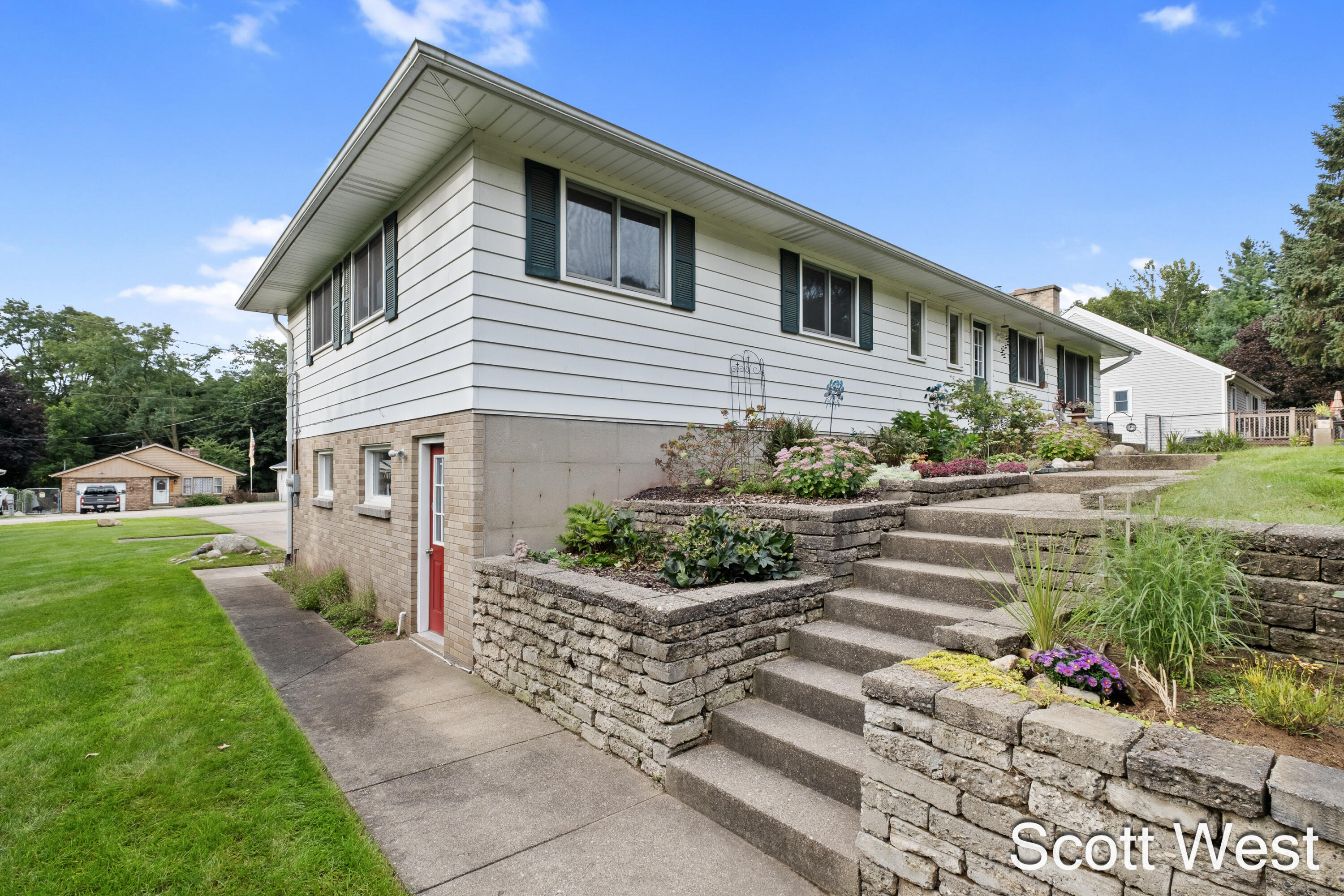 1645 Waldorf Street NW Grand Rapids MI 49544
