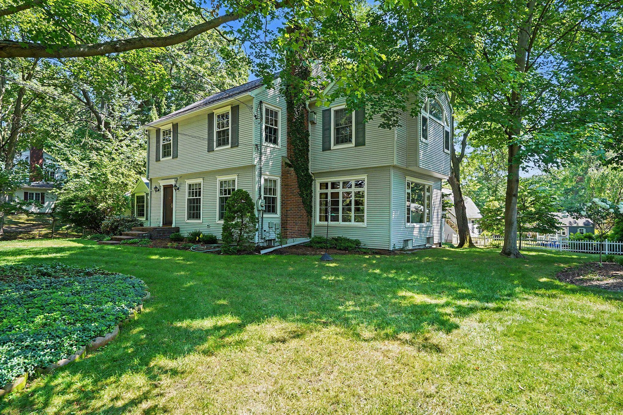 1110 Oakleigh Avenue NW Grand Rapids MI 49504