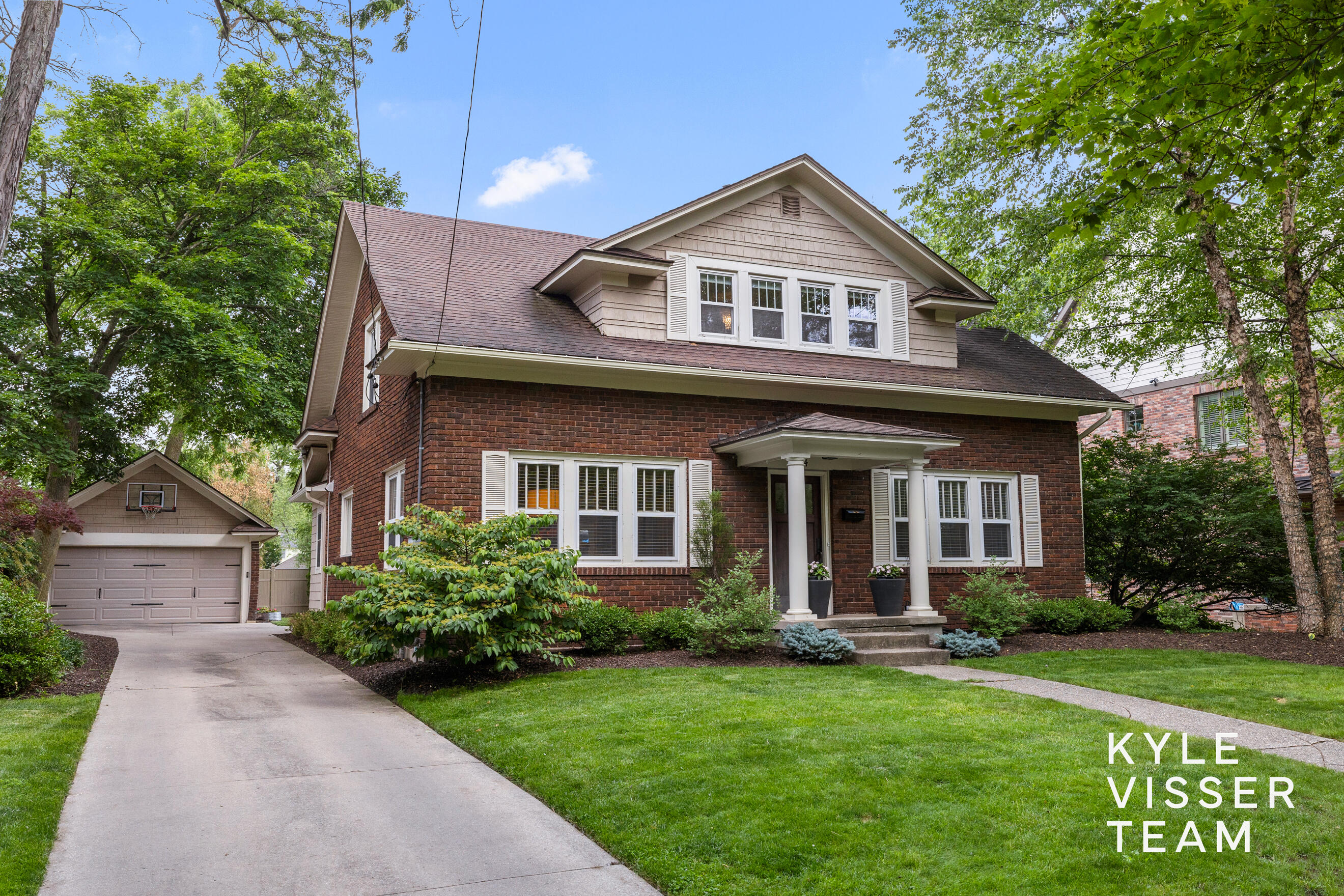 964 Pinecrest Avenue SE East Grand Rapids MI 49506