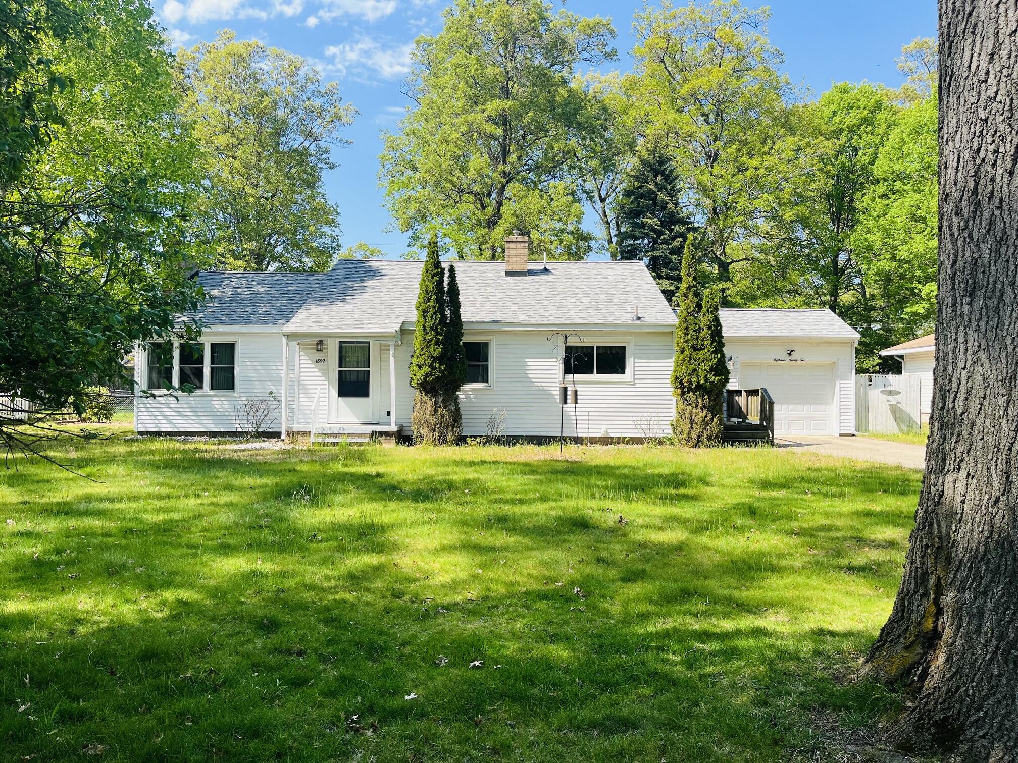 1892 Crestwood Lane Muskegon MI 49441