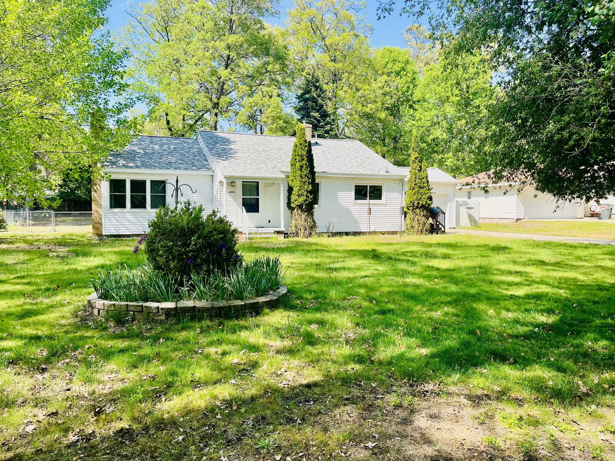1892 Crestwood Lane Muskegon MI 49441