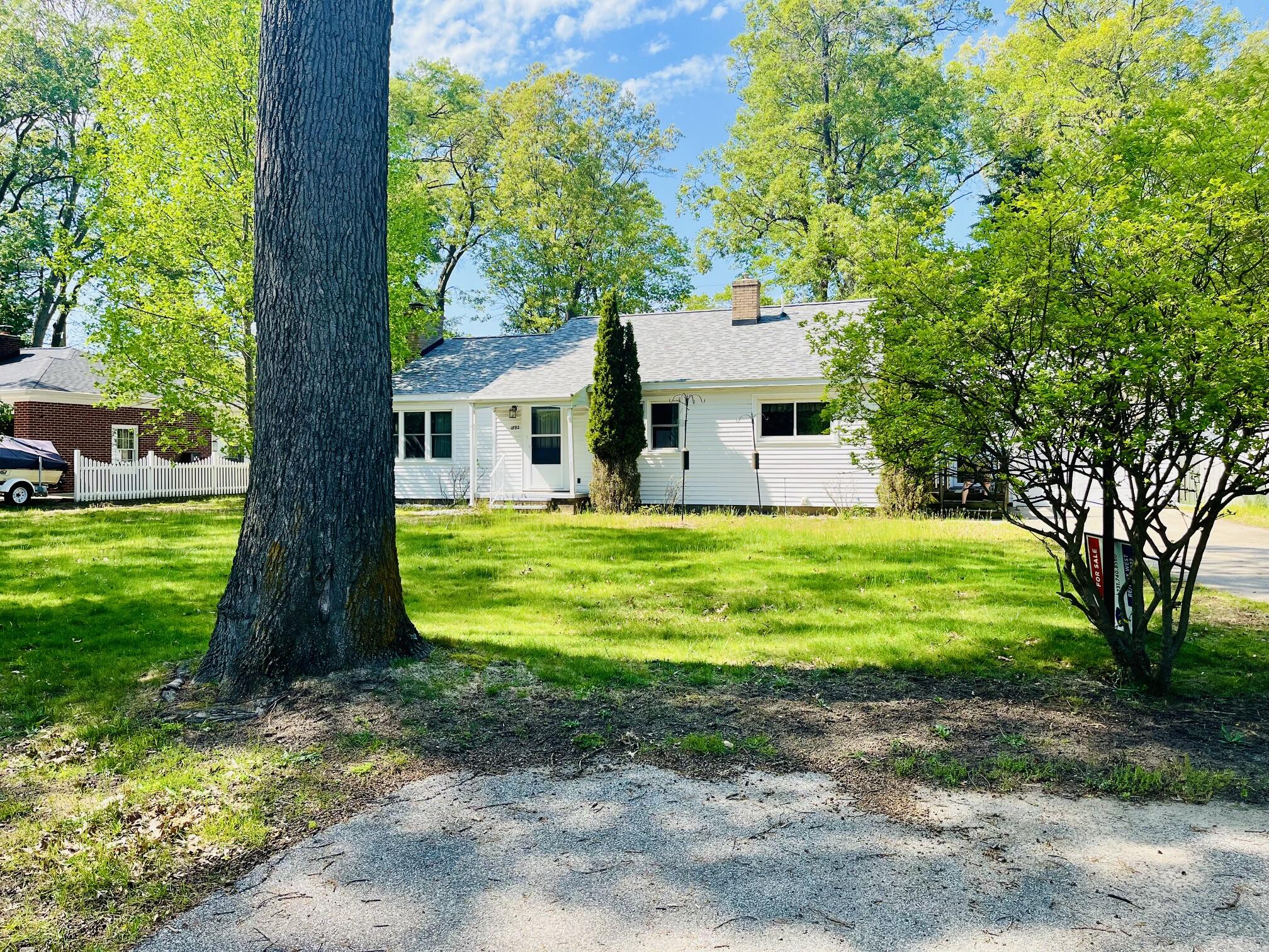 1892 Crestwood Lane Muskegon MI 49441