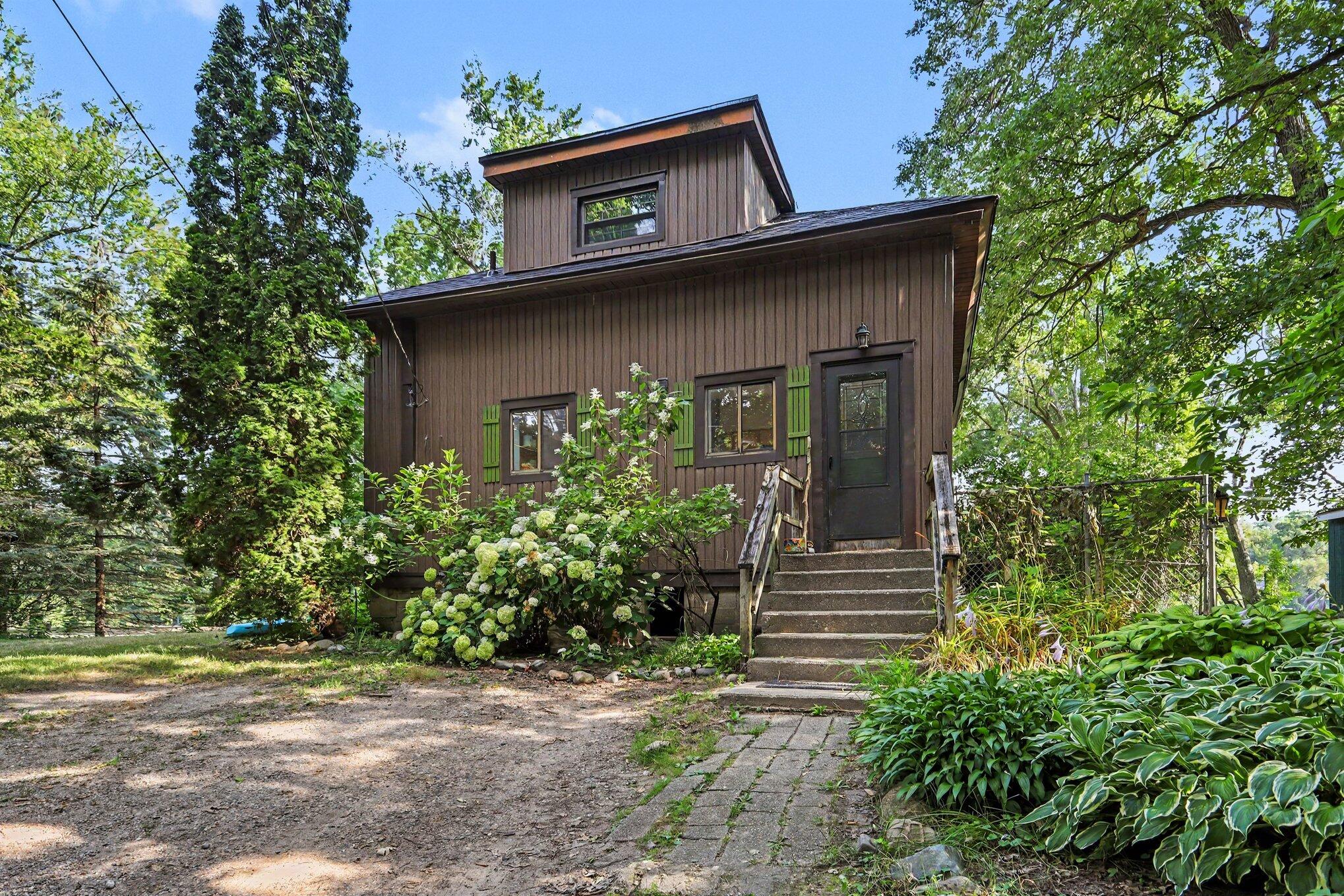 2067 Riverbank Avenue NE Grand Rapids MI 49525