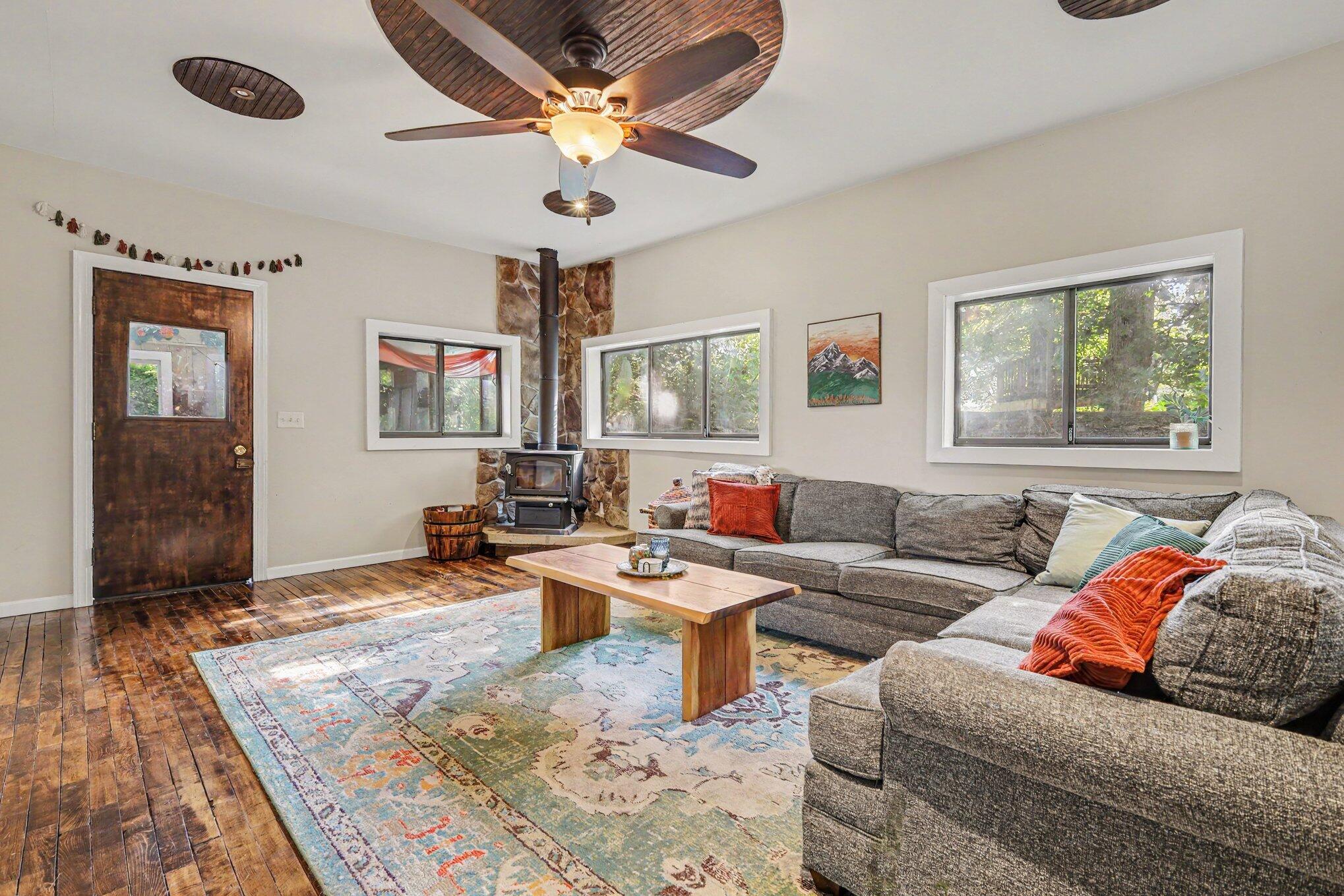 2067 Riverbank Avenue NE Grand Rapids MI 49525