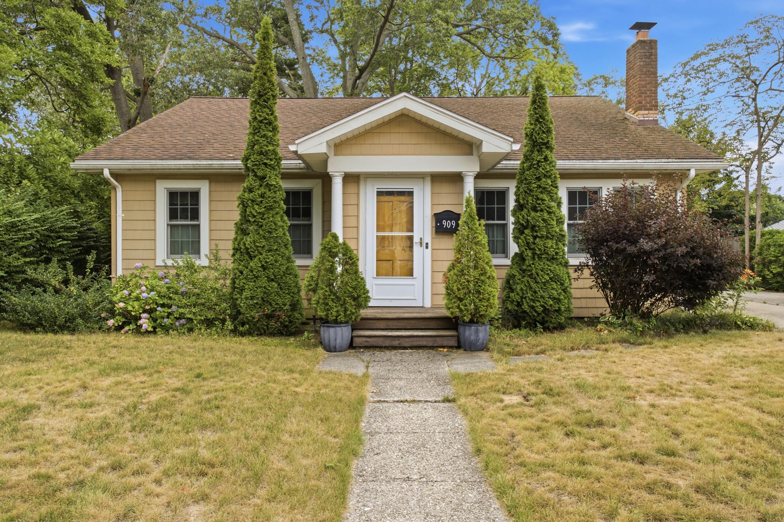 909 Moulton Avenue Muskegon MI 49445