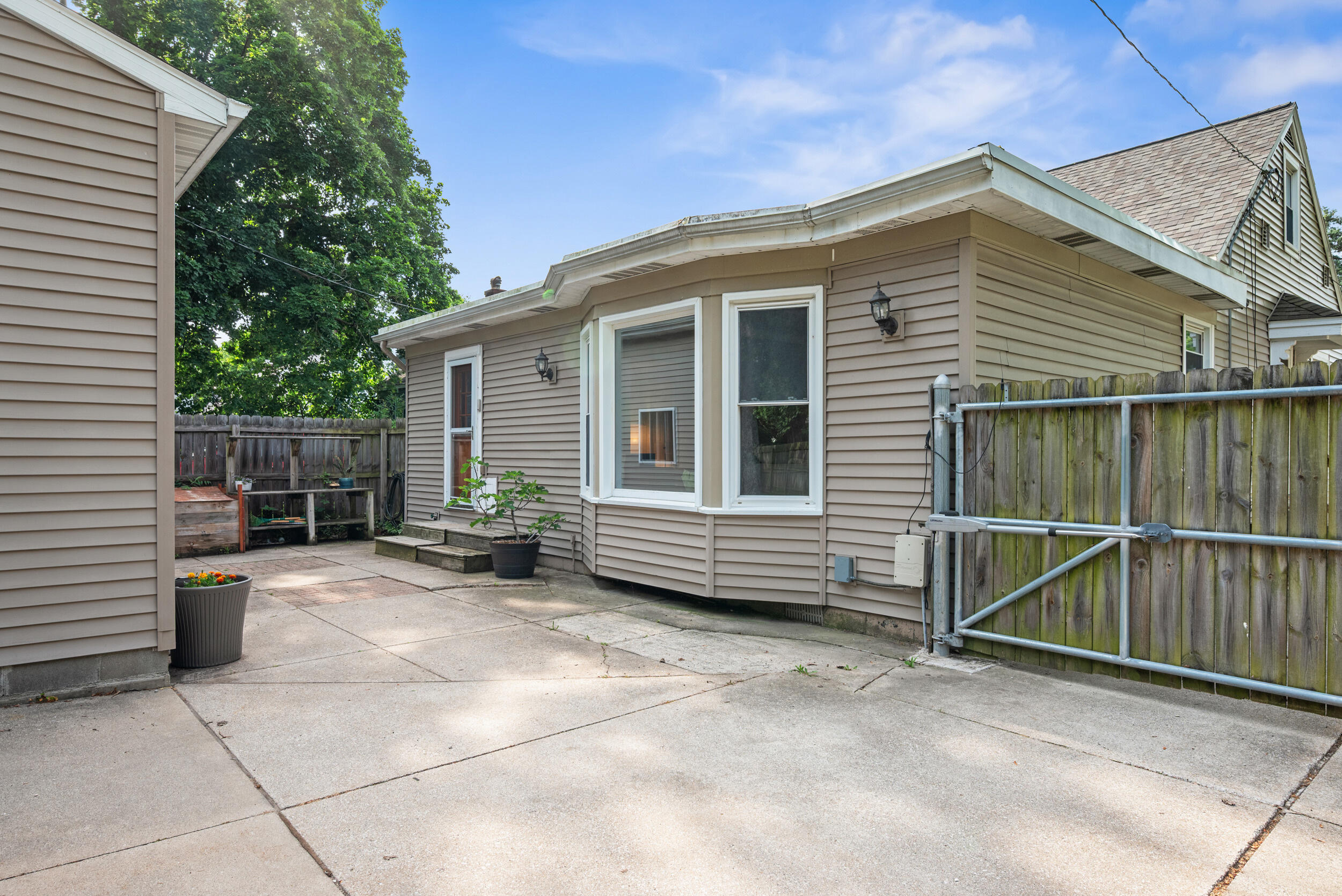 2053 Seventh Street NW Grand Rapids MI 49504