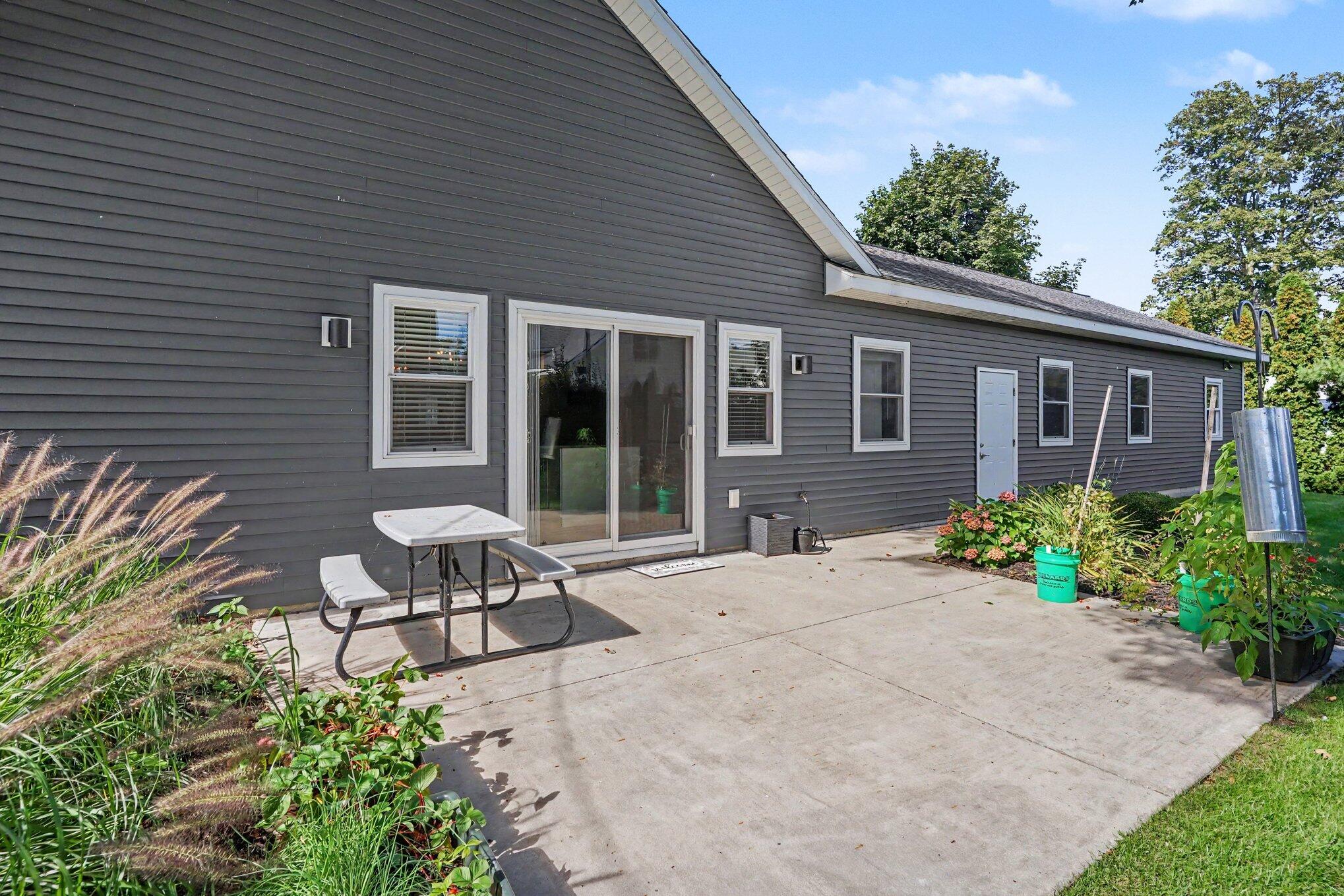 565 Grove Avenue Holland MI 49423