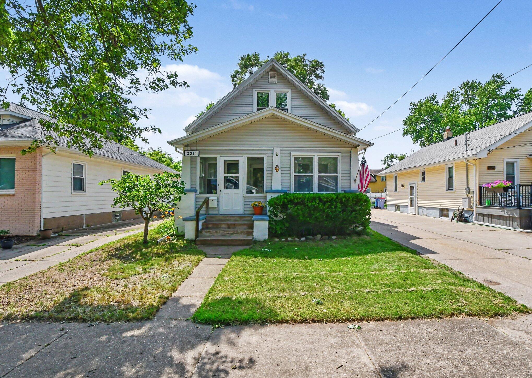 2041 Edgewood Avenue NE Grand Rapids MI 49505