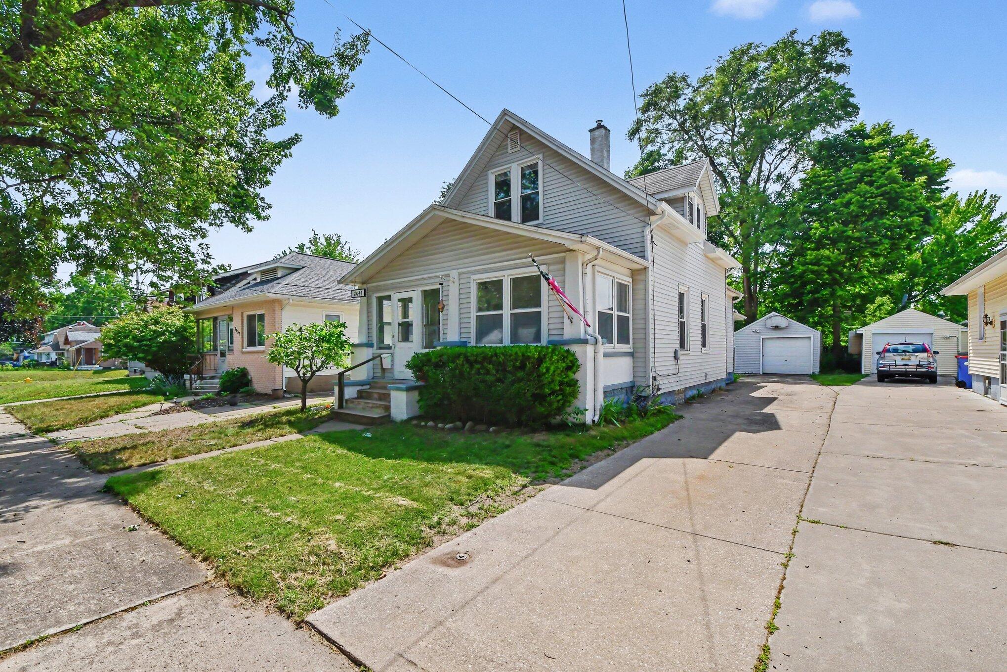 2041 Edgewood Avenue NE Grand Rapids MI 49505