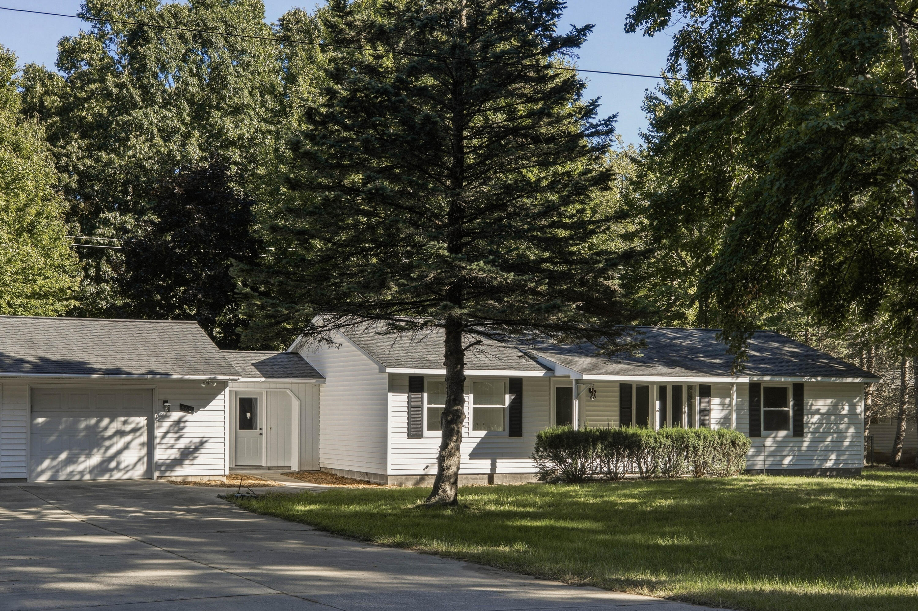 560 N Green Creek Road Muskegon MI 49445