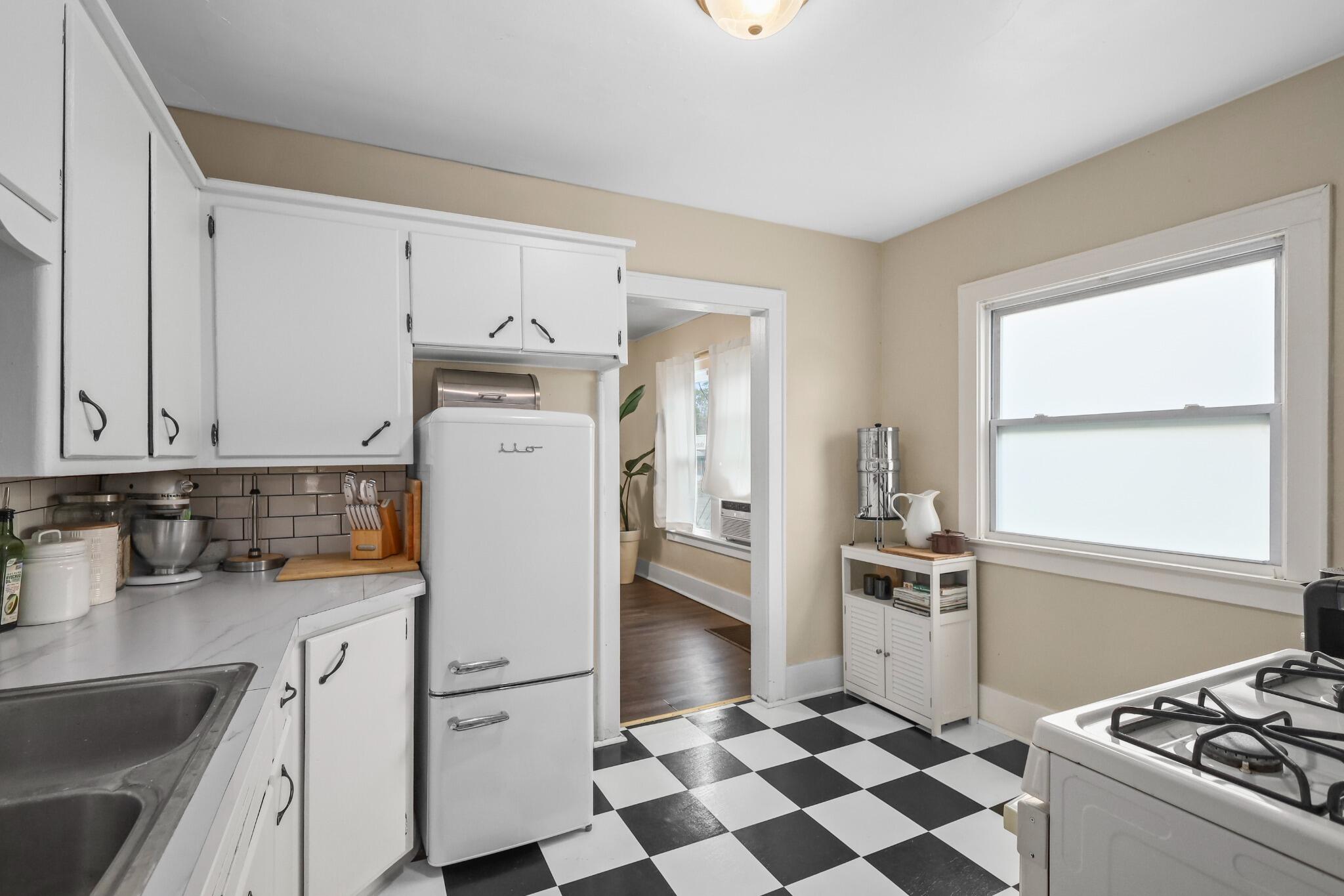 1294 E Apple Avenue Muskegon MI 49442