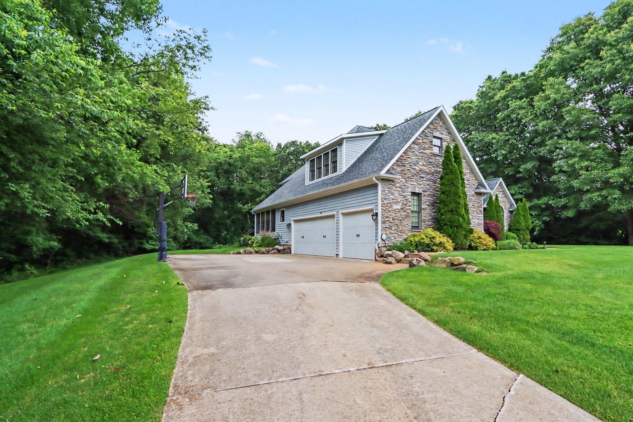 8638 Weeping Pine Lane Kalamazoo MI 49009
