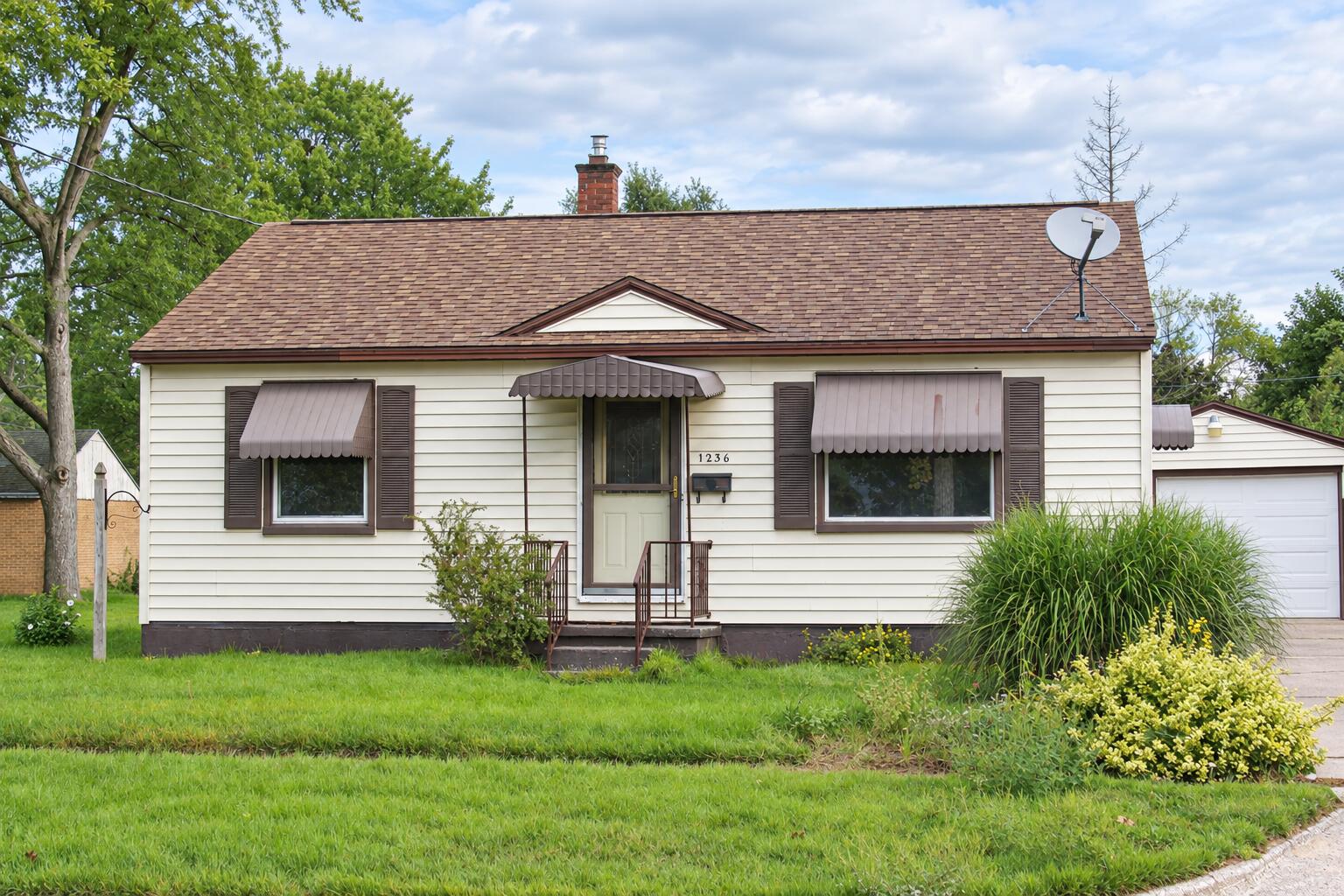 1236 E Isabella Avenue Muskegon MI 49442