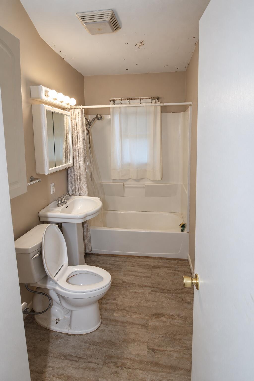 1236 E Isabella Avenue Muskegon MI 49442