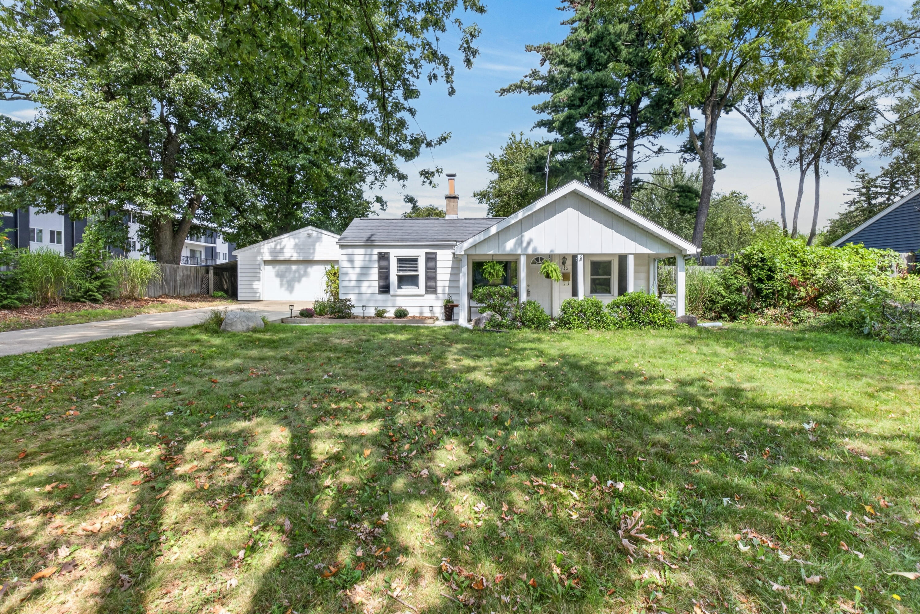 742 Pleasant Avenue Kalamazoo MI 49008