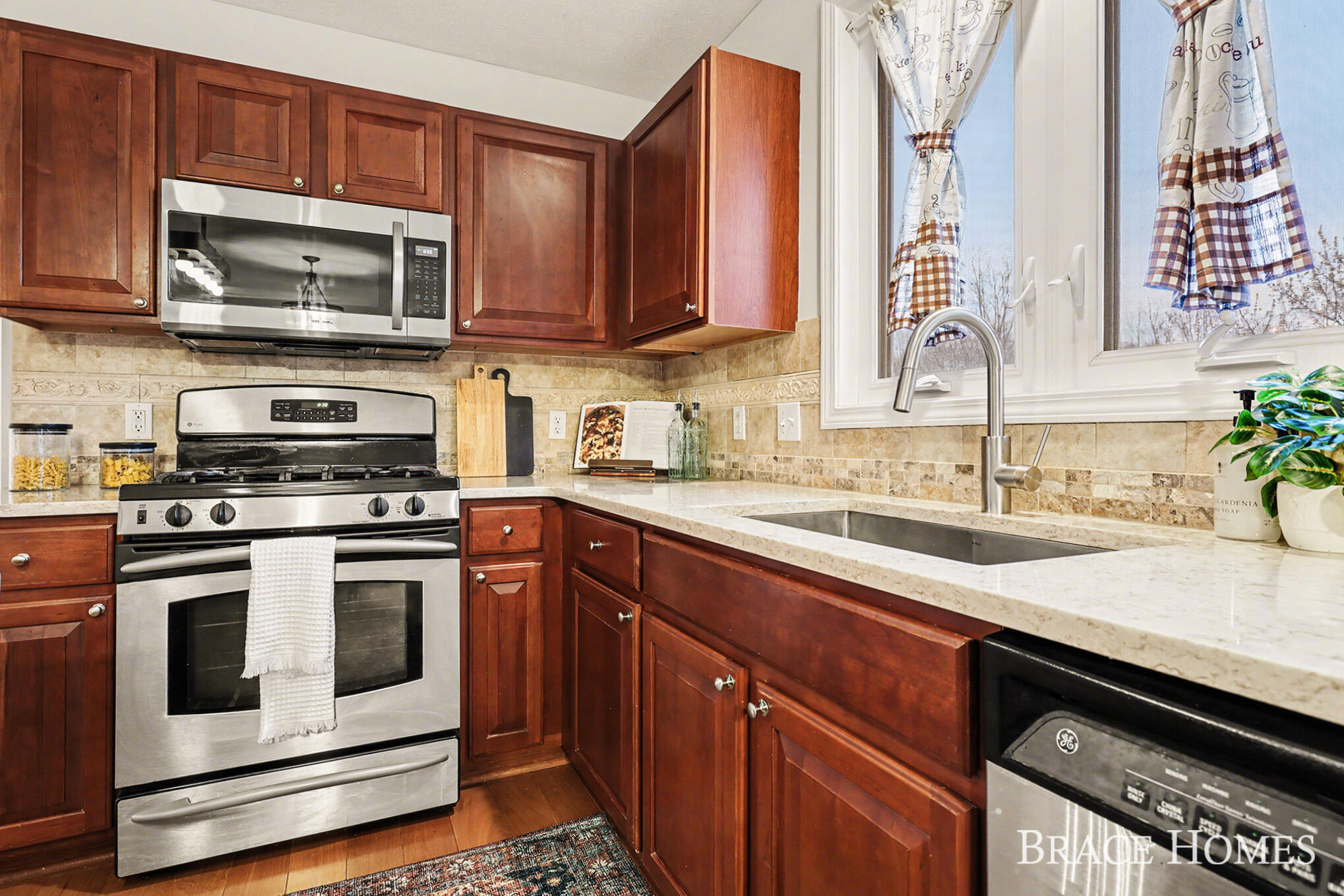 2511 Black Horse Drive NE Grand Rapids MI 49505