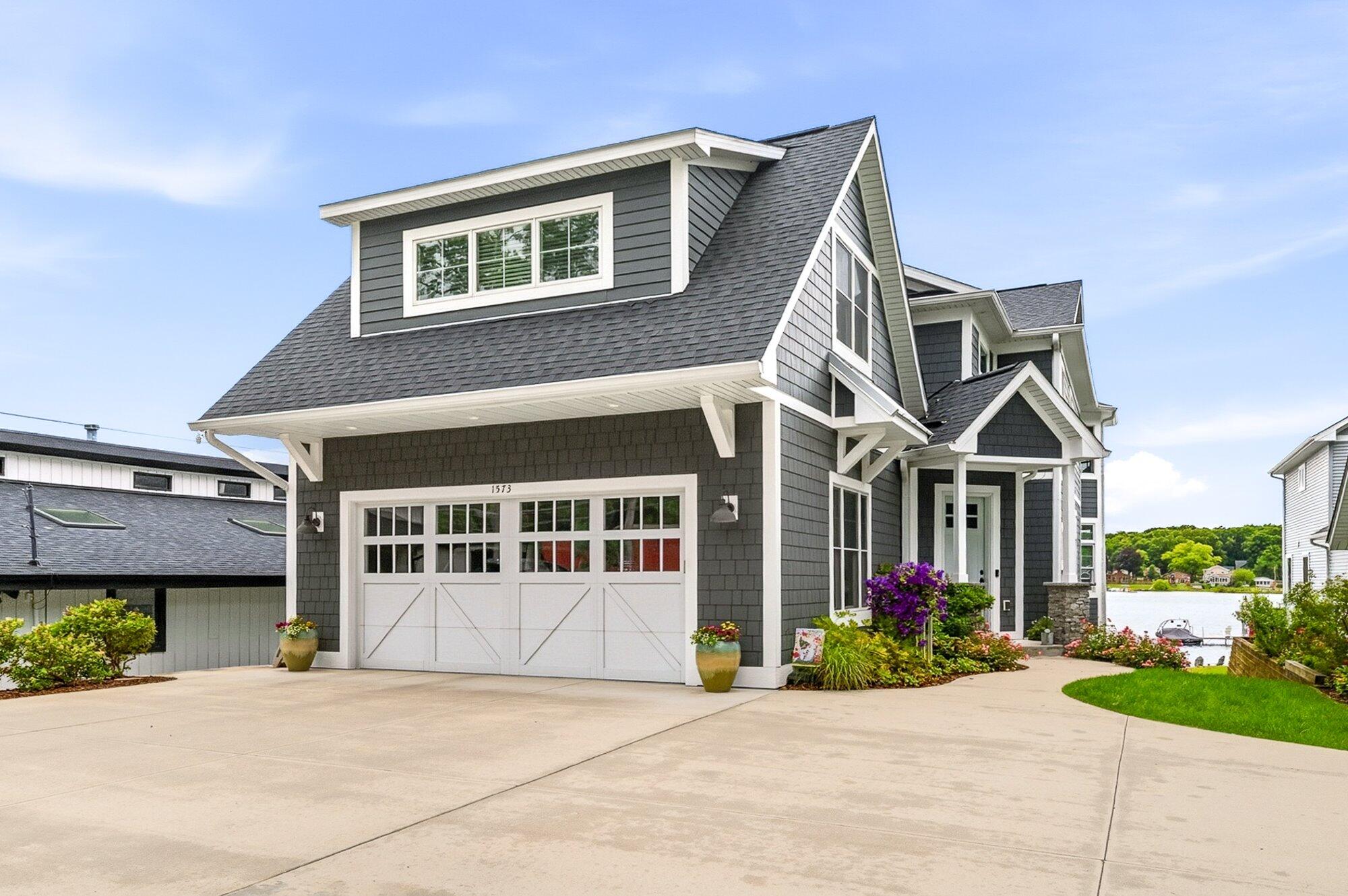 1573 S Crooked Lake Drive Kalamazoo MI 49009