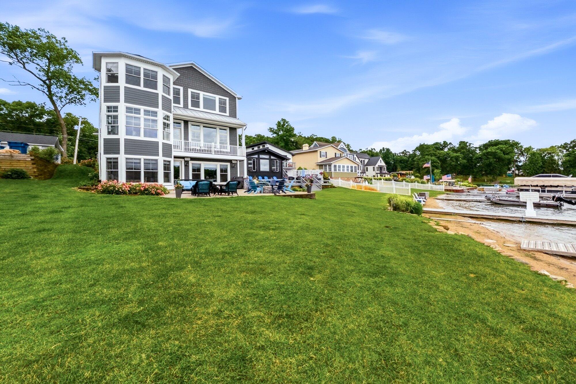 1573 S Crooked Lake Drive Kalamazoo MI 49009