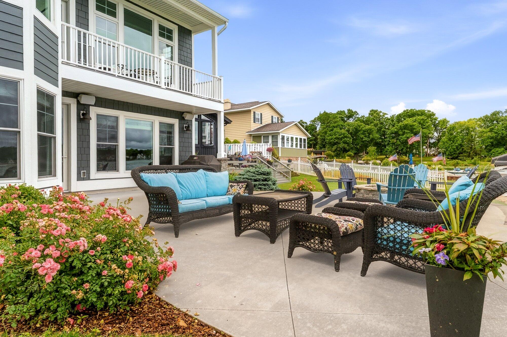 1573 S Crooked Lake Drive Kalamazoo MI 49009