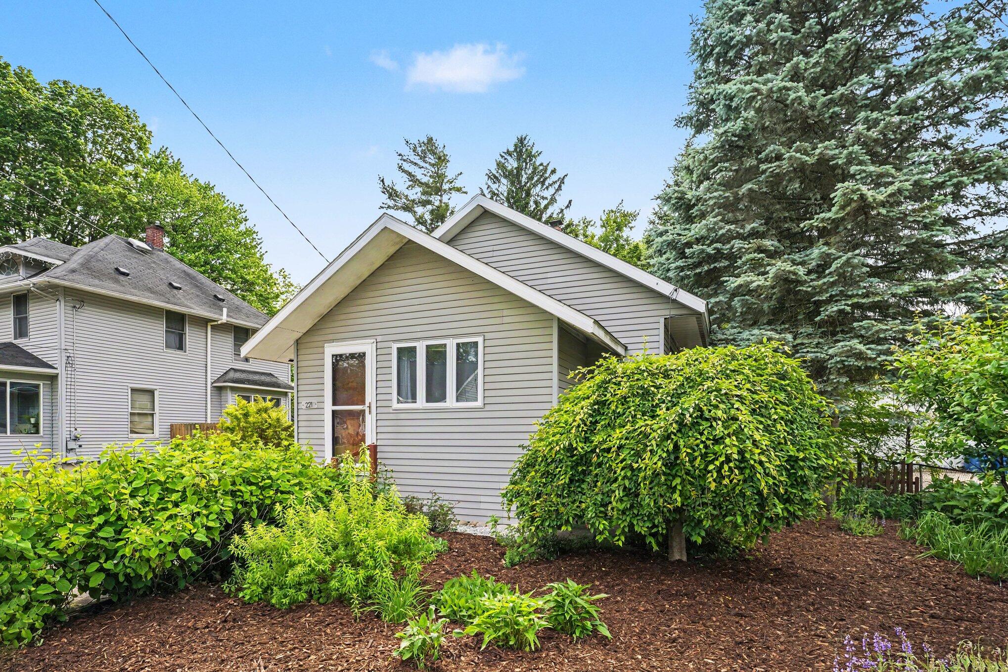 221 Nelson Avenue Kalamazoo MI 49006