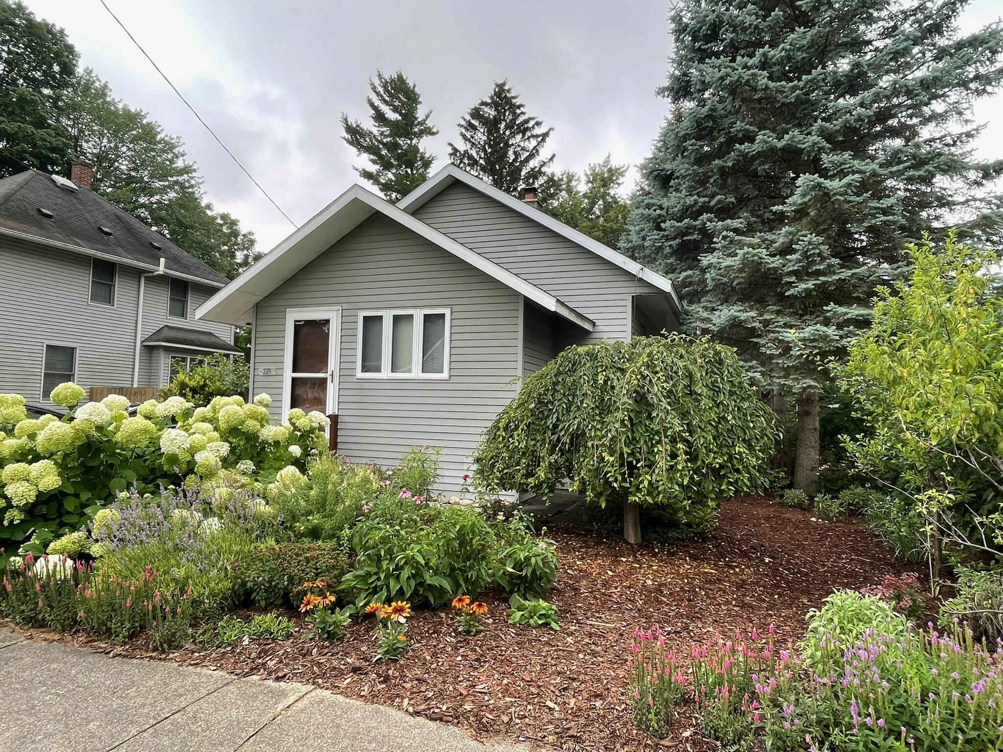 221 Nelson Avenue Kalamazoo MI 49006