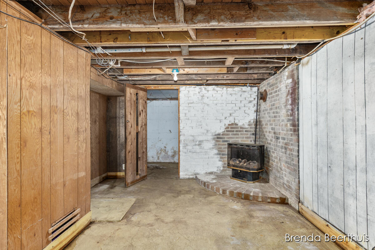 165 E Division Street NE Rockford MI 49341