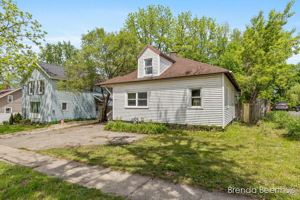 165 E Division Street NE Rockford MI 49341