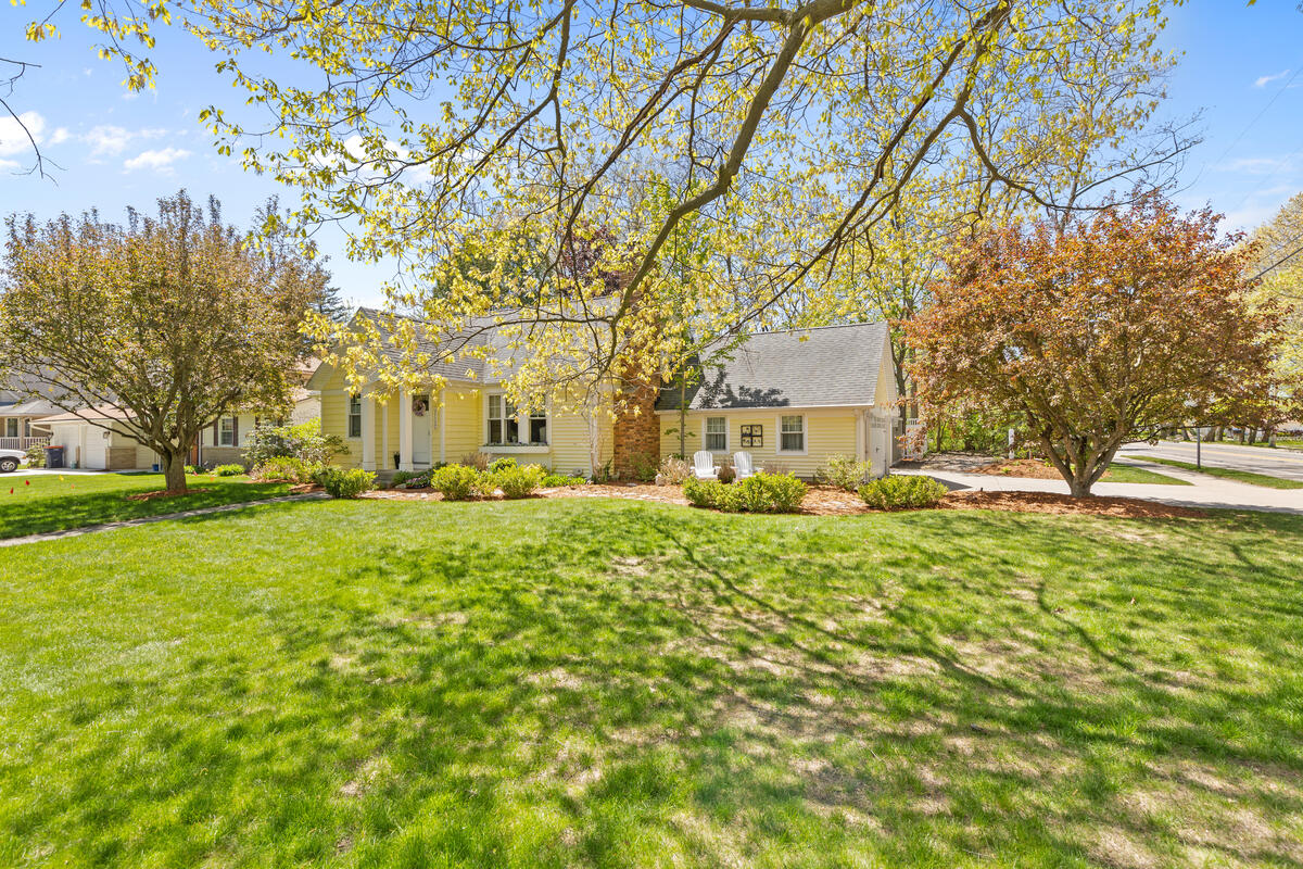 996 Colonial Court Holland MI 49423