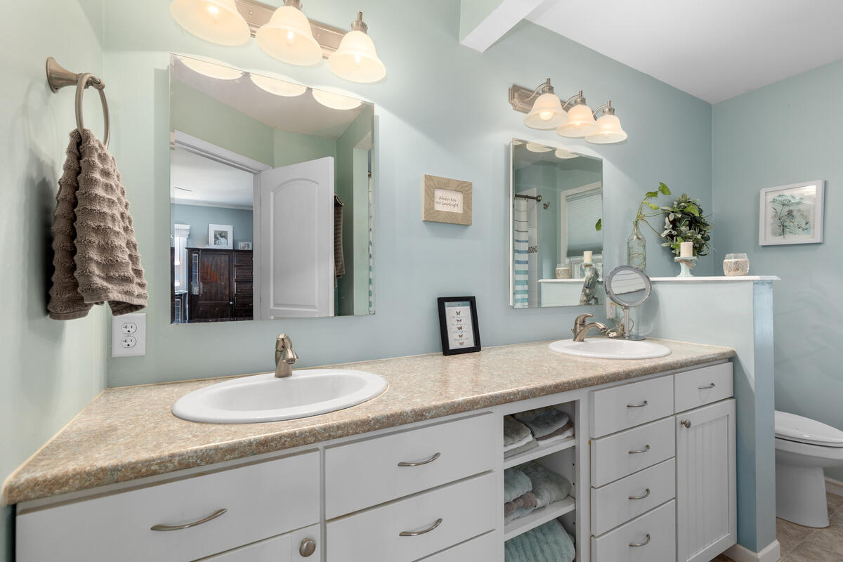 996 Colonial Court Holland MI 49423
