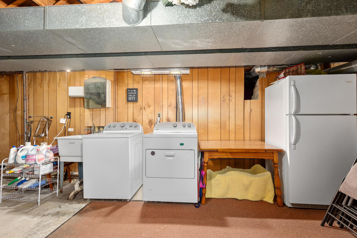 996 Colonial Court Holland MI 49423
