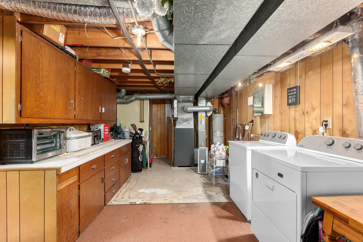 996 Colonial Court Holland MI 49423