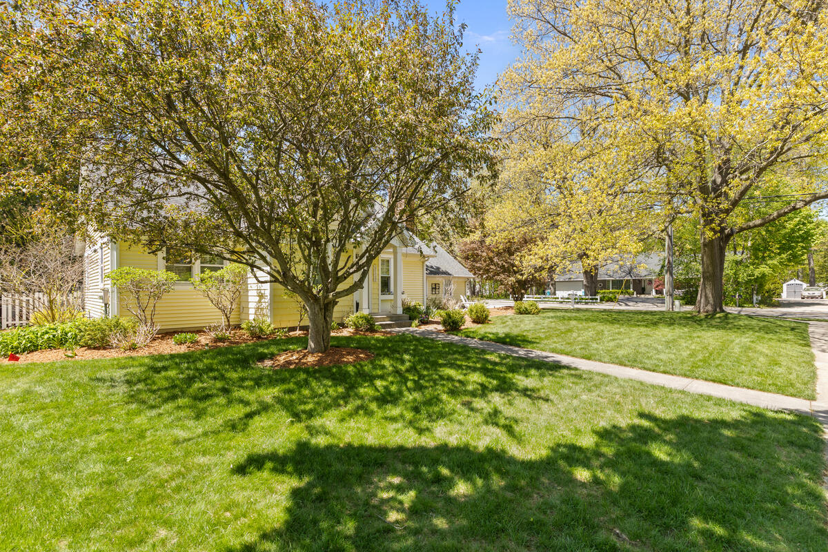 996 Colonial Court Holland MI 49423