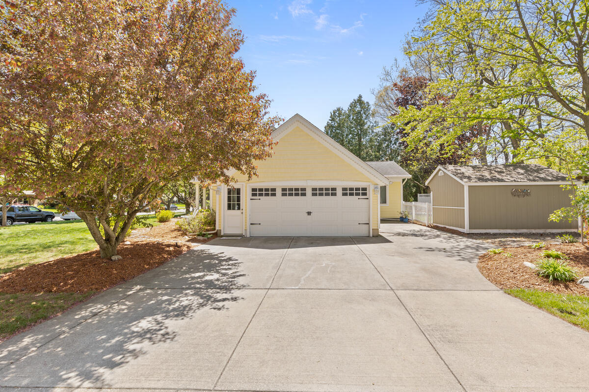 996 Colonial Court Holland MI 49423
