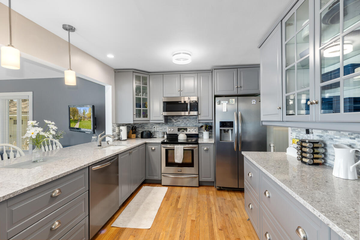 996 Colonial Court Holland MI 49423