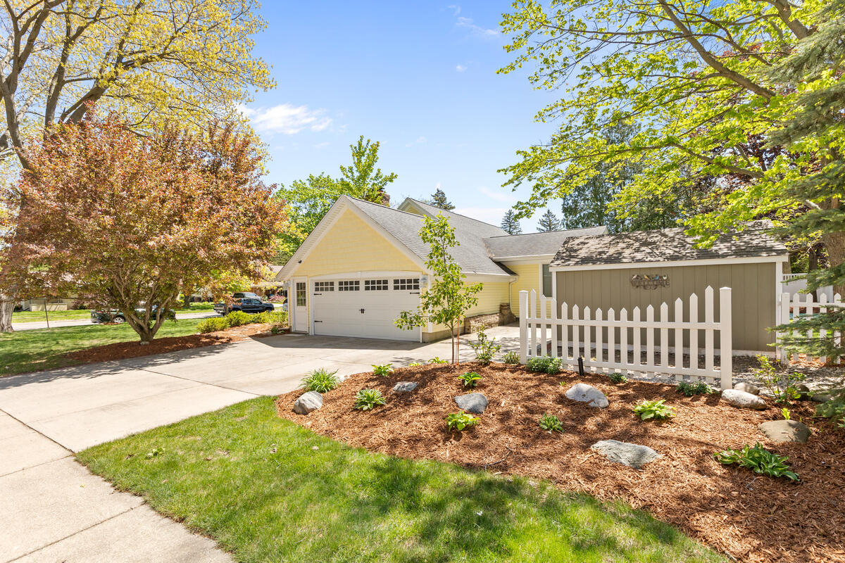 996 Colonial Court Holland MI 49423