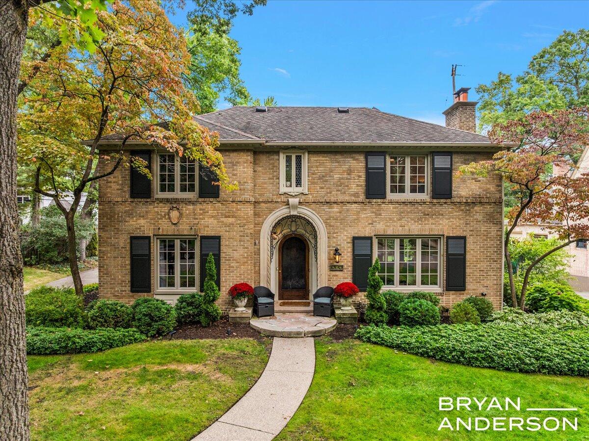 926 Cambridge Drive SE East Grand Rapids MI 49506