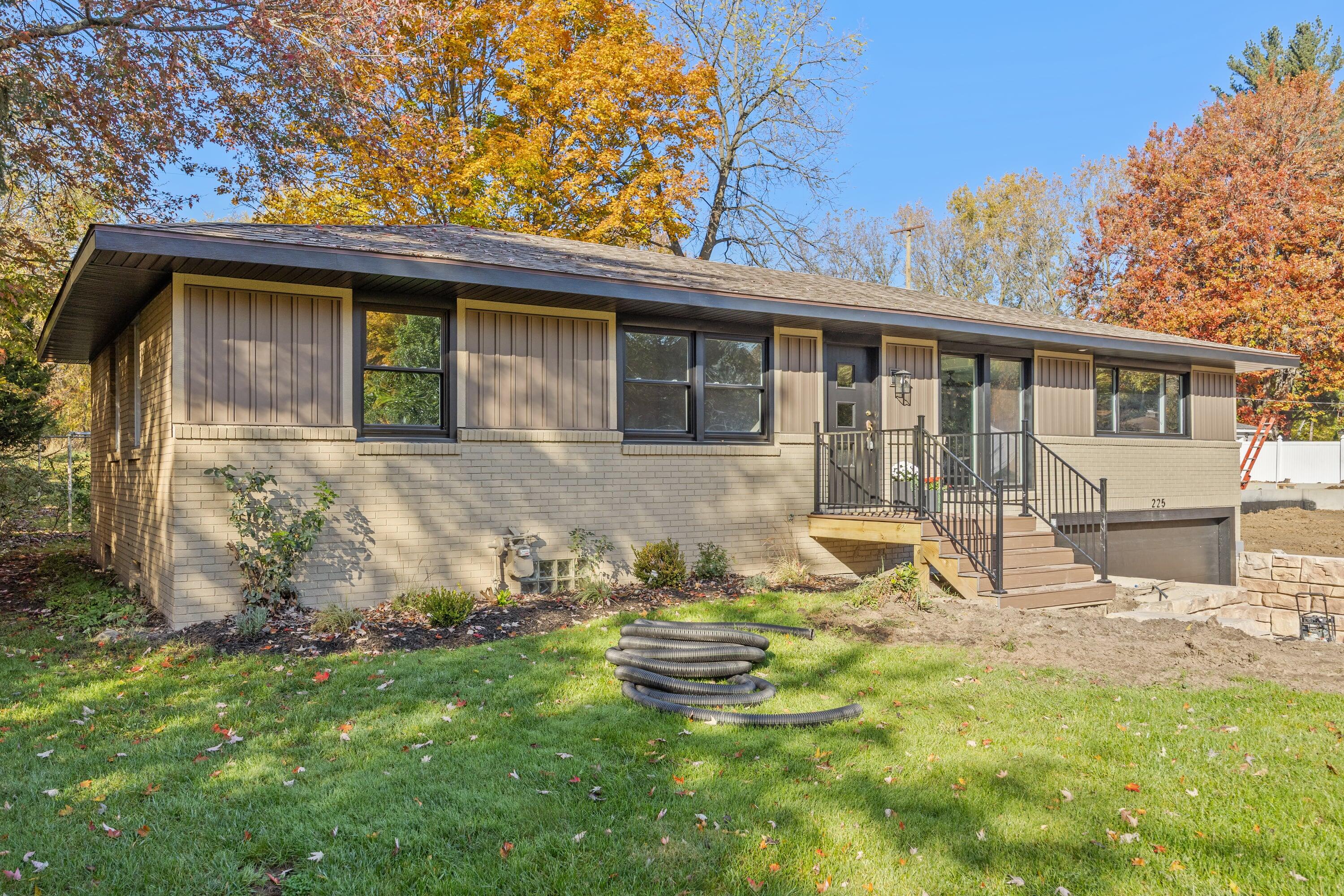 225 Sunset Hills Avenue NW Grand Rapids MI 49534