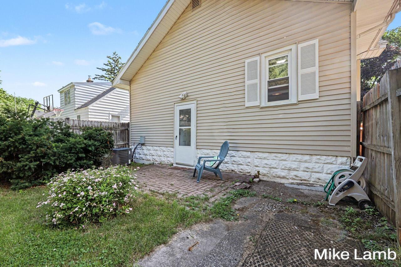 735 Van Buren Avenue NW Grand Rapids MI 49504