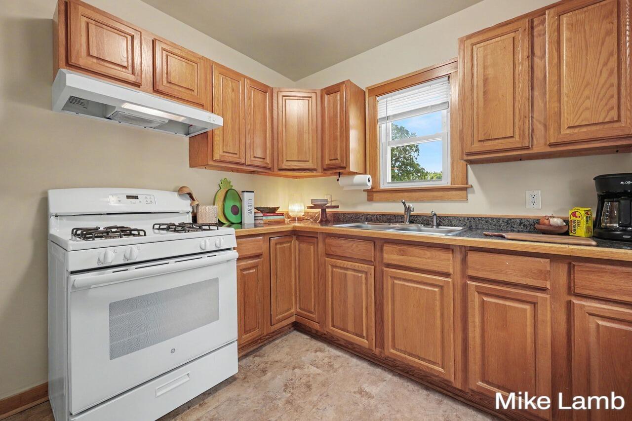 735 Van Buren Avenue NW Grand Rapids MI 49504