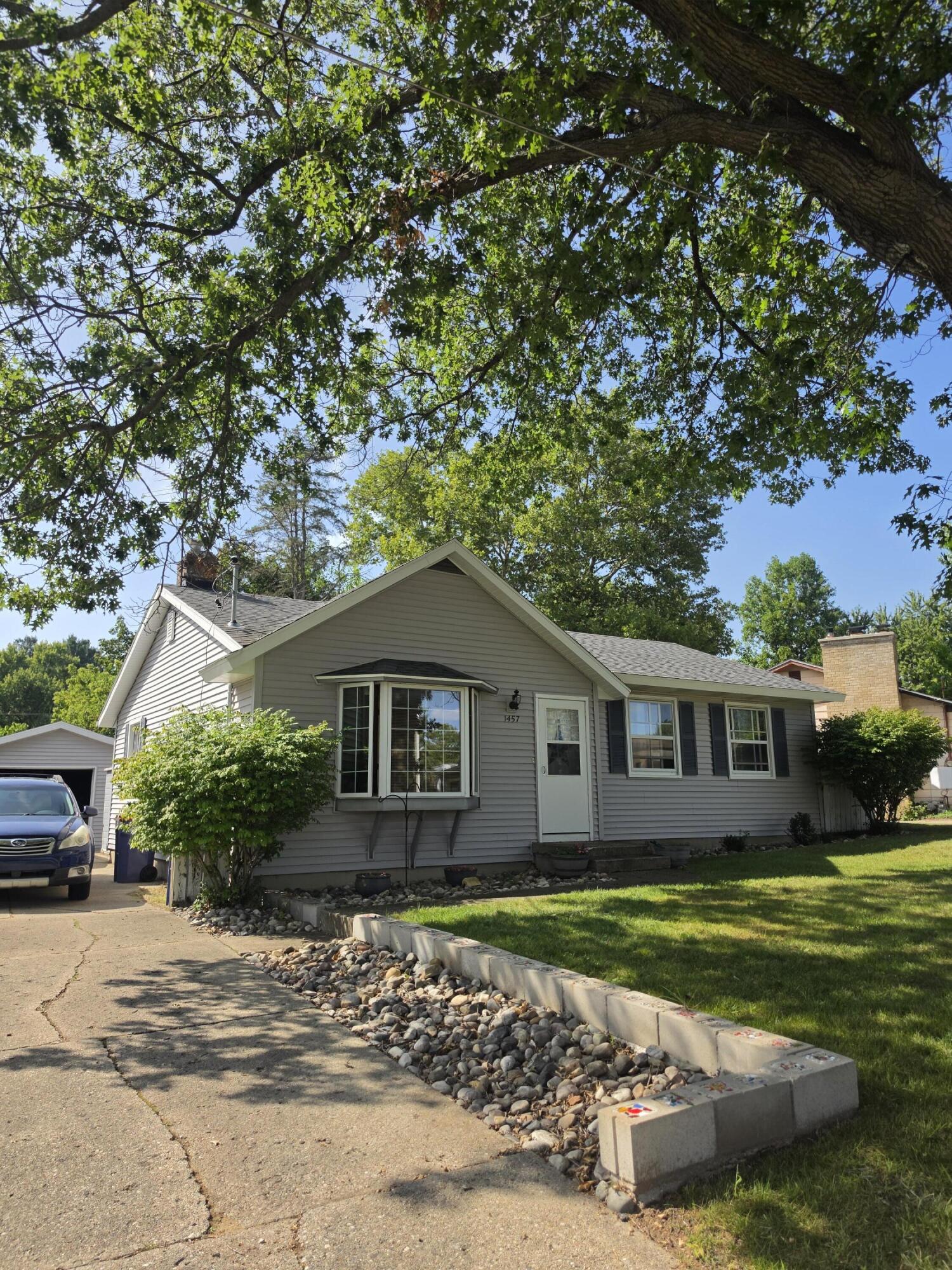 1457 Laughlin Drive NW Grand Rapids MI 49504